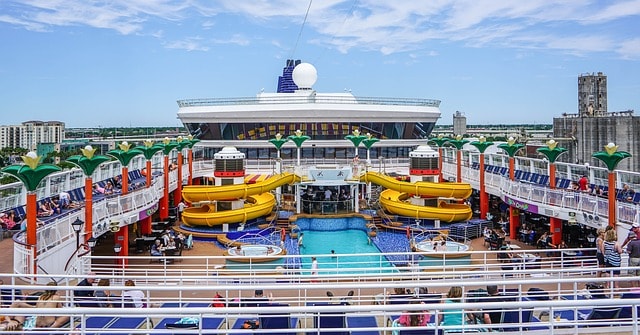 Why are cruise holidays becoming more popular with young people?